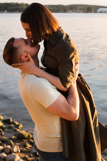 側面図女性の鼻に男のキス