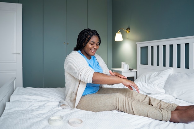 Free photo side view woman laying in bed