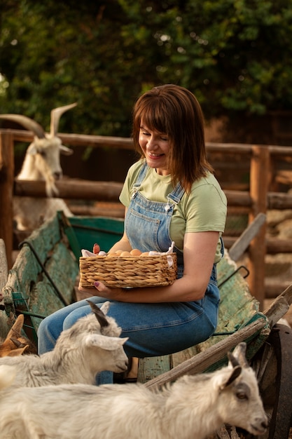 Free photo side view woman living at farmhouse