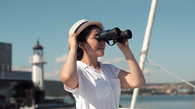 Foto gratuita donna di vista laterale che osserva tramite il binocolo