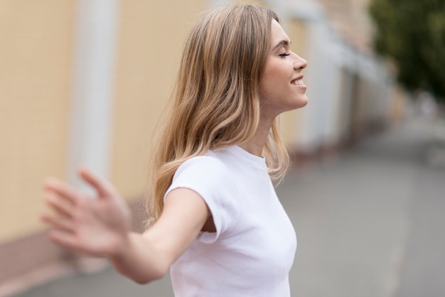 Donna di vista laterale che osserva in su