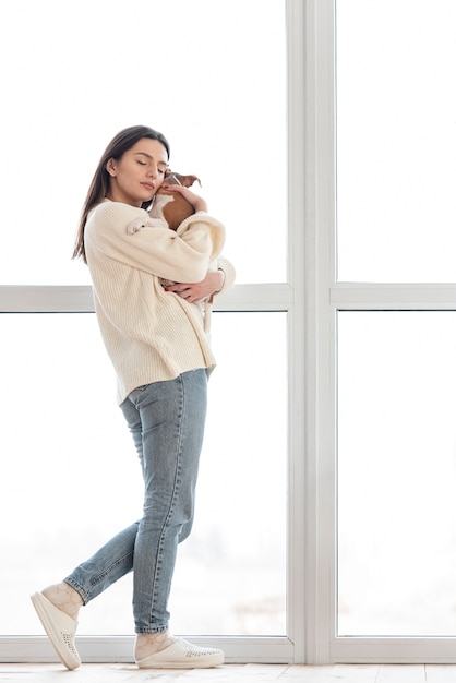 Foto gratuita vista laterale della donna che ama il suo cane