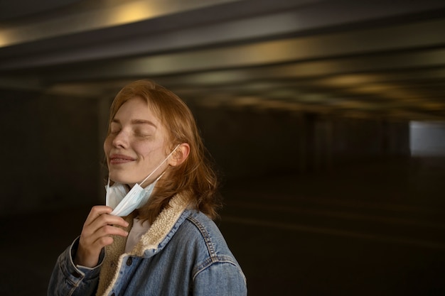 Foto gratuita maschera donna vista laterale libera