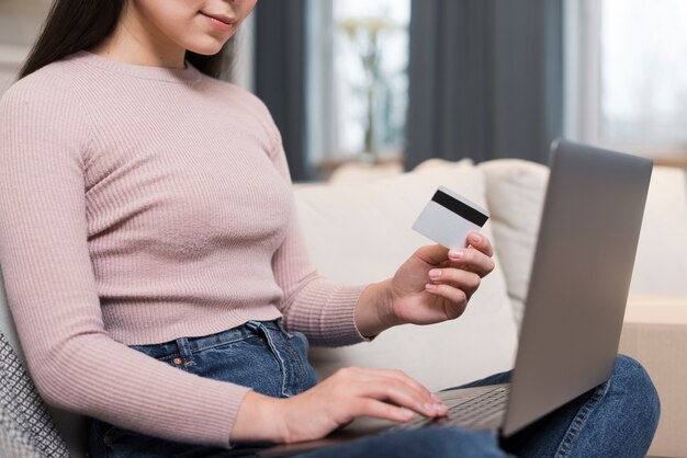 クレジットカードでオンライン注文の女性の側面図