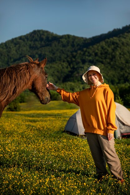 Cavallo da accarezzare donna vista laterale