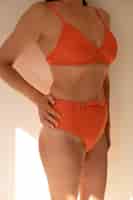 Foto gratuita vista laterale donna che posa in bikini