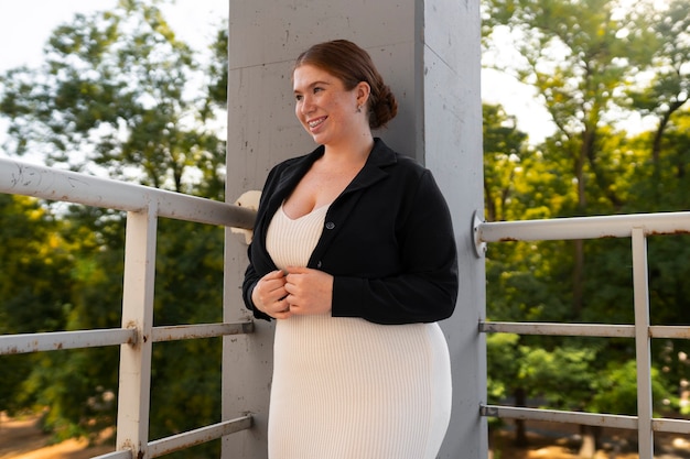 Free photo side view woman posing outdoors