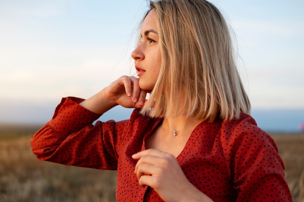 Free photo side view woman posing at sunset