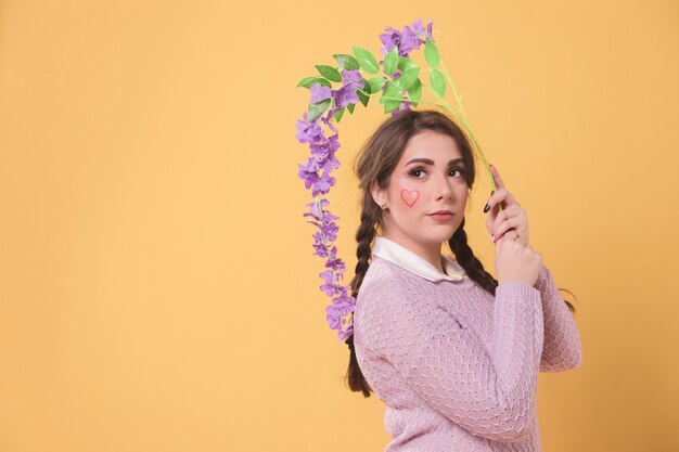 Взгляд со стороны женщины представляя пока держащ цветки над ее головой