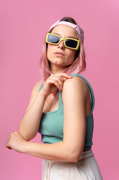 Free photo side view woman posing with sunglasses