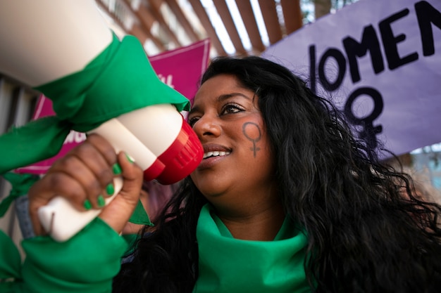 Foto gratuita donna di vista laterale che protesta all'aperto