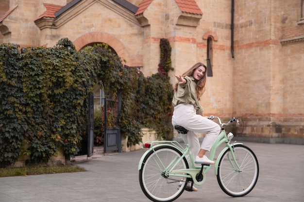 自転車に乗っているときに手を伸ばしている女性の側面図