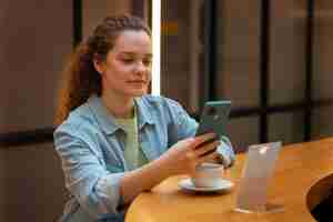 Free photo side view woman reading menu in restaurant