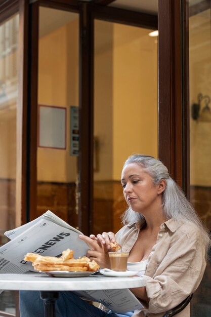 新聞を読むサイドビュー女性