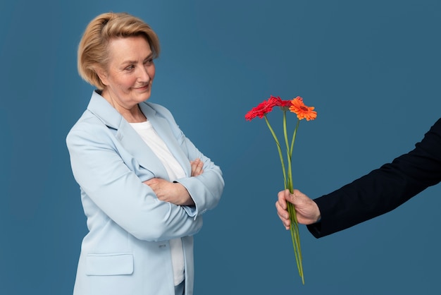 Foto gratuita donna di vista laterale che riceve i fiori