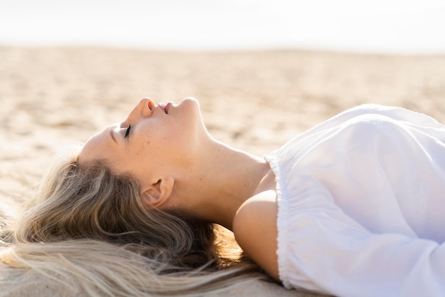 Вид сбоку женщина расслабляющий на пляже