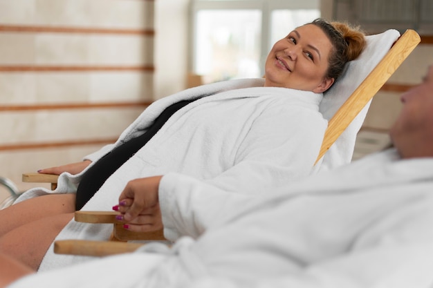 Free photo side view woman relaxing at spa