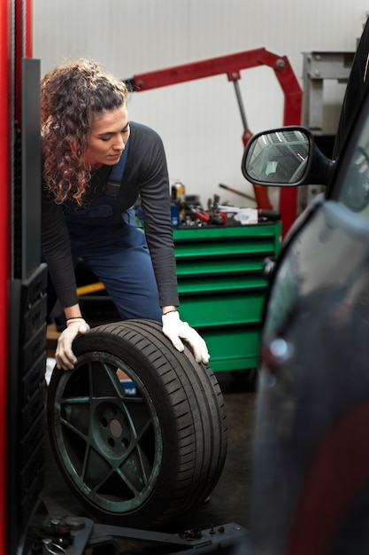 車を修理する側面図の女性