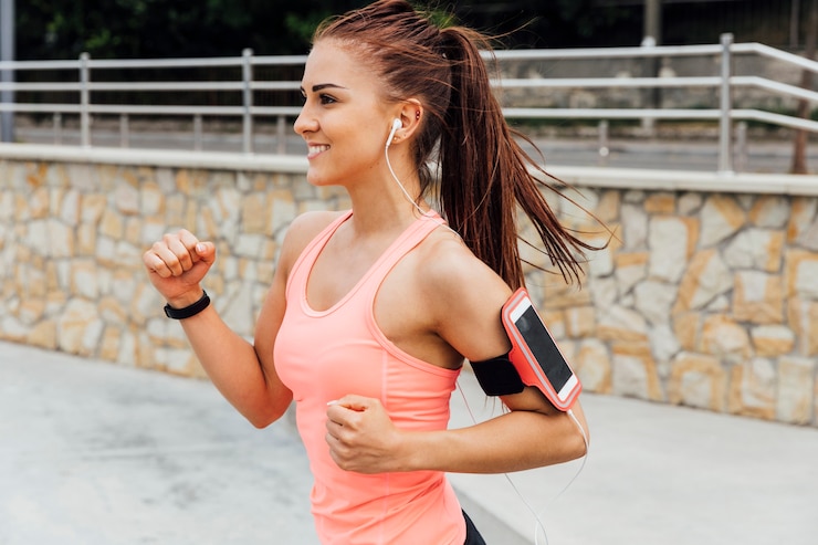 Free Photo side view of woman running