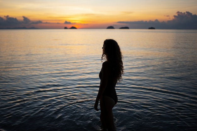 Foto gratuita donna di vista laterale nel mare