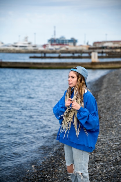 Foto gratuita vista laterale donna in riva al mare