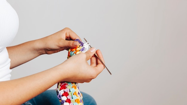 Free photo side view of woman sewing