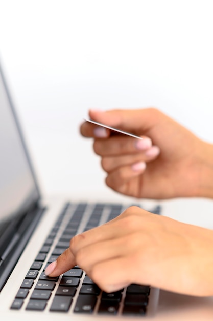 Вид сбоку женщины, делающей покупки в Интернете с ноутбуком в кибер-понедельник