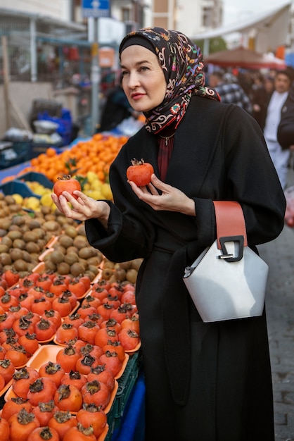 Free photo side view woman shopping for ramadan