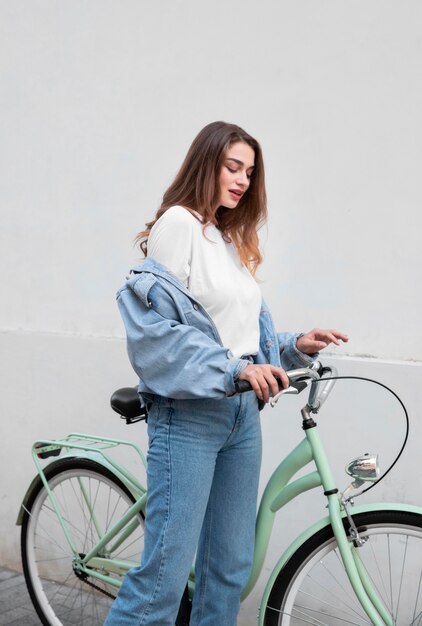 Вид сбоку женщины, сидящей на велосипеде