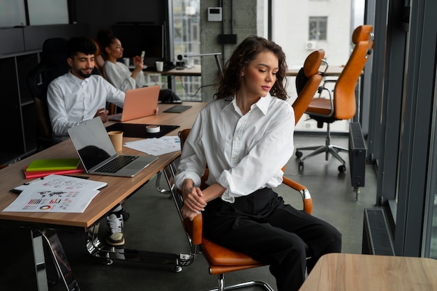 Foto gratuita donna di vista laterale che si estende al lavoro