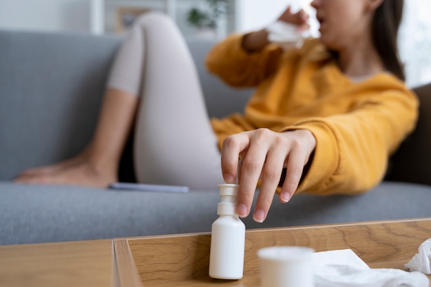 Foto gratuita donna di vista laterale che soffre di allergie