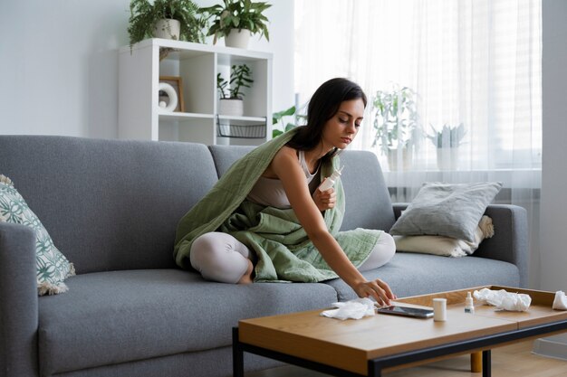 アレルギーに苦しむ女性の側面図