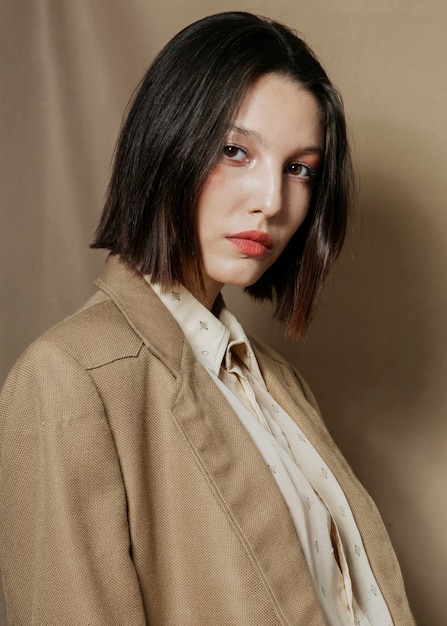 スーツの女性の側面図
