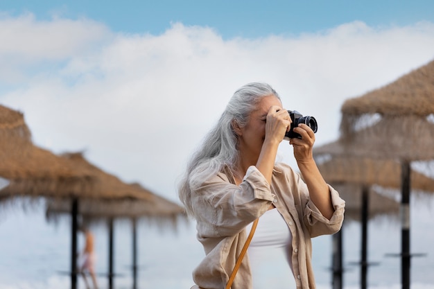 Free photo side view woman taking photos