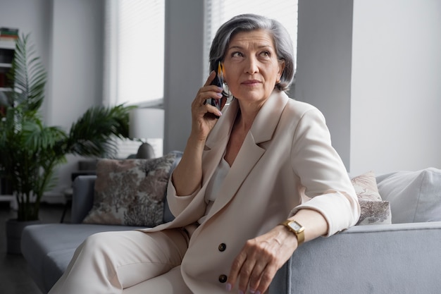 Foto gratuita donna di vista laterale che parla sul telefono