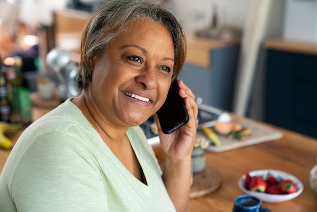 Donna di vista laterale che parla sul telefono