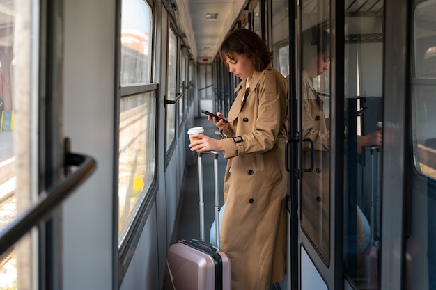 Donna di vista laterale che viaggia in treno