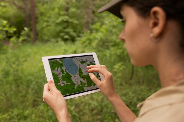 Free photo side view woman using tablet