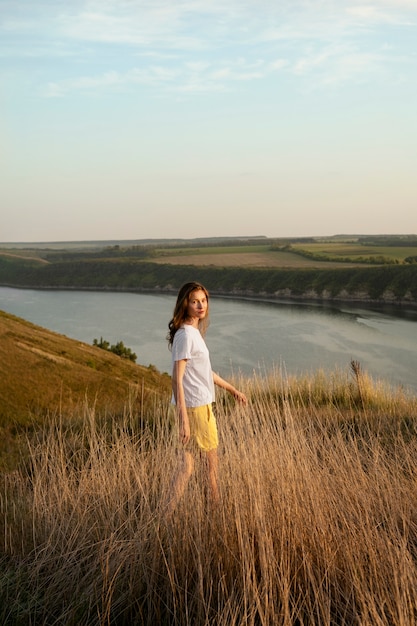 Foto gratuita donna di vista laterale che cammina nella natura