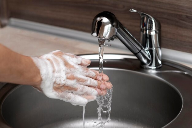 Вид сбоку женщина, мытье рук в раковине