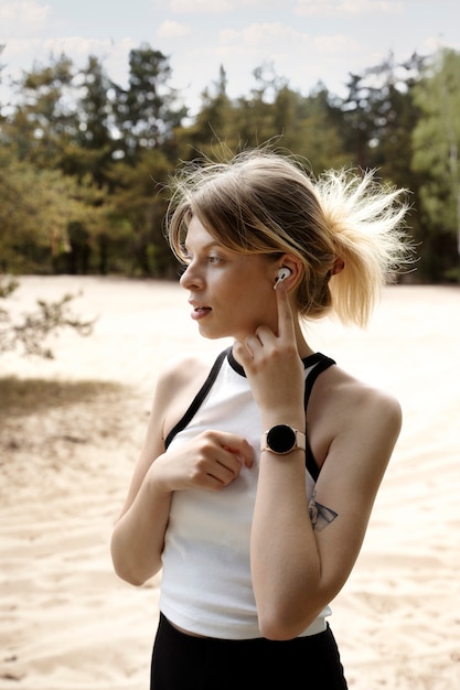 Foto gratuita auricolari da portare della donna di vista laterale