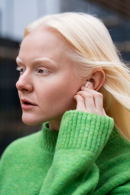 Free photo side view woman wearing earphones