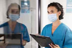 Free photo side view woman wearing face mask