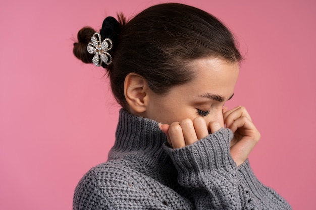 Foto gratuita clip per capelli da portare del fiore della donna di vista laterale