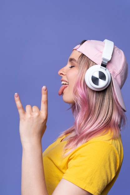 Free photo side view woman wearing headphones