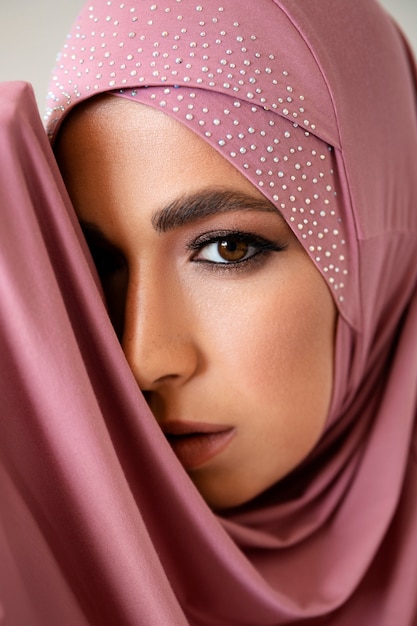ピンクのヒジャブを着た女性の側面図