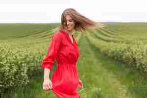Бесплатное фото Женщина в красном платье