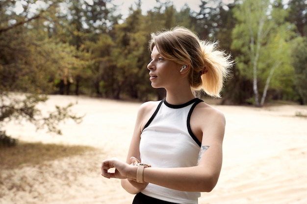 Free photo side view woman wearing watch