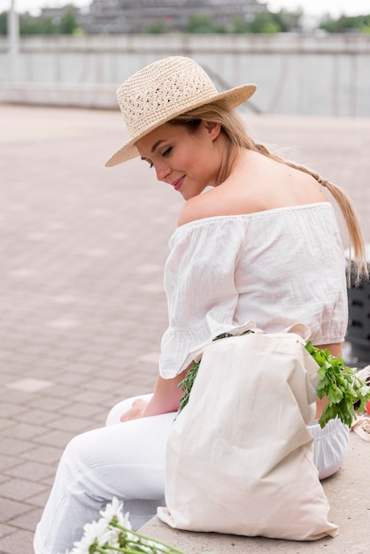 Foto gratuita donna di vista laterale che indossa bianco