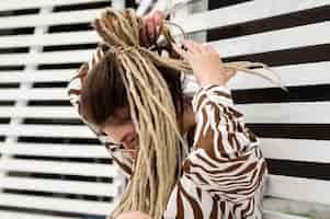 無料写真 アフロドレッドヘアを持つ側面図の女性